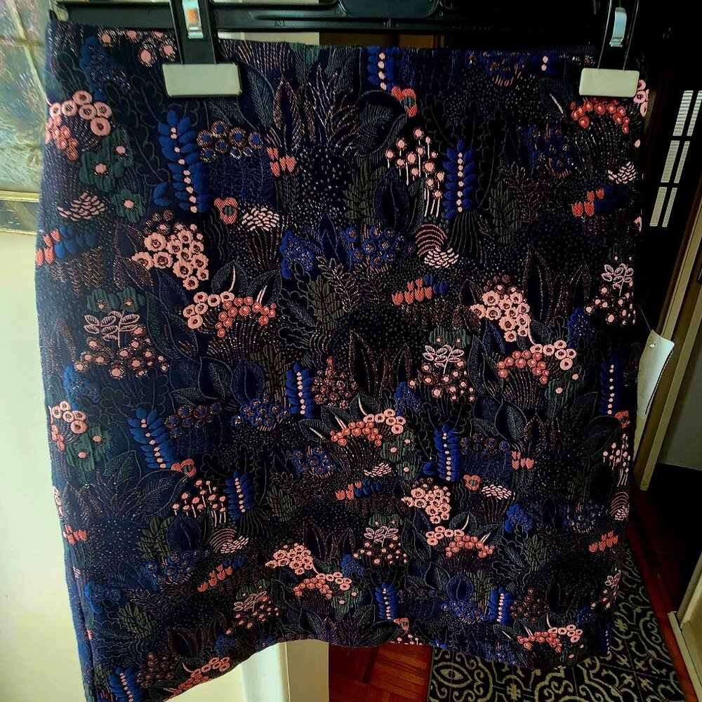C10  Shimmering gorgeous, luxurious Ann Taylor Metallic shiny thread all thru